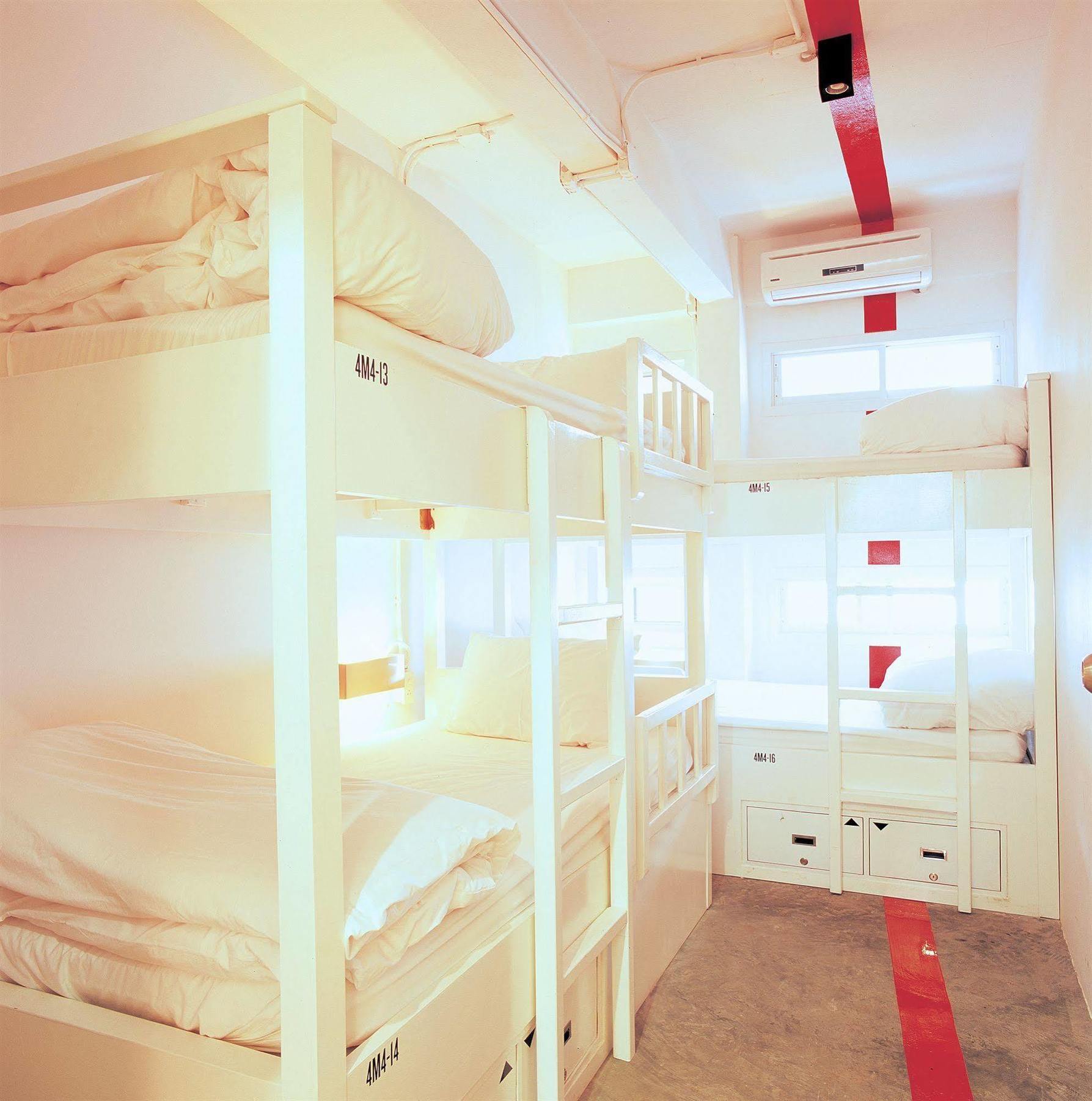 Hq Hostel Silom Bangkok Exterior photo