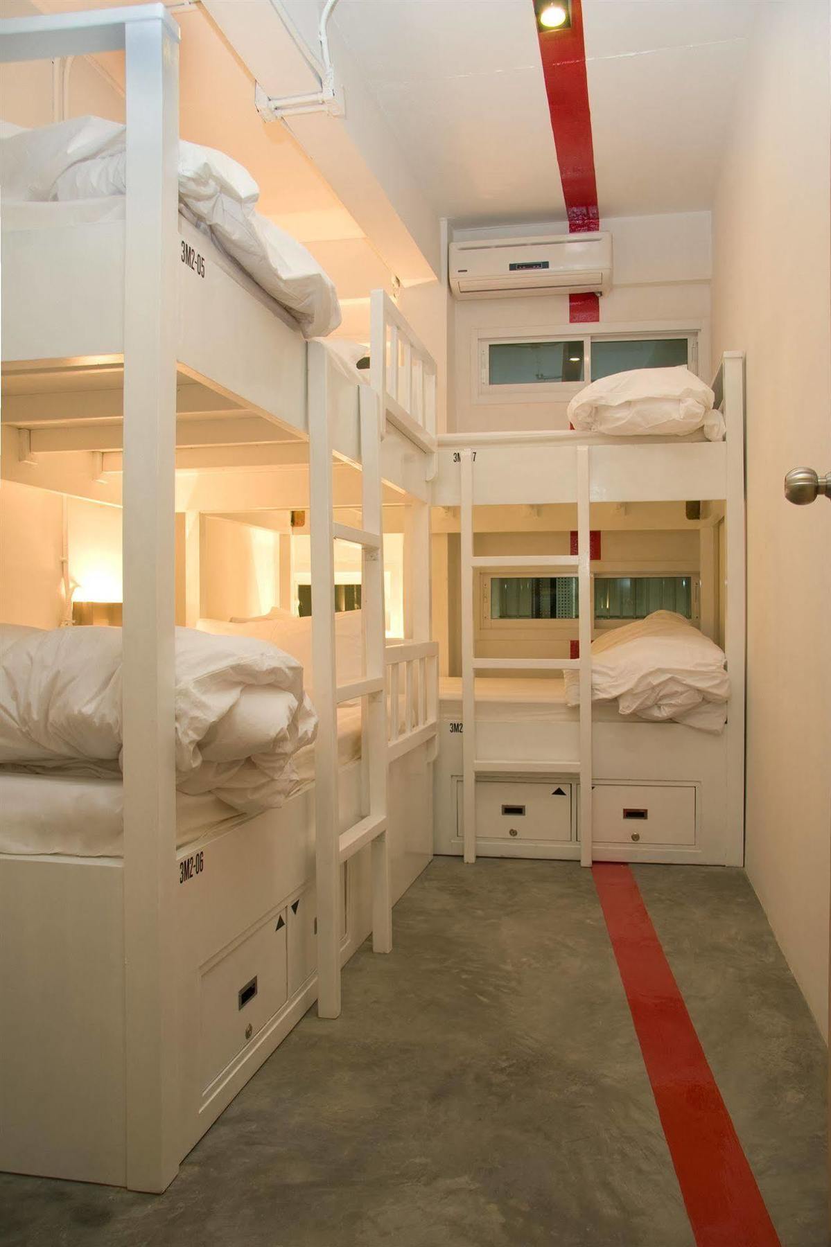 Hq Hostel Silom Bangkok Exterior photo