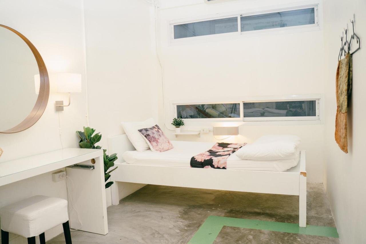 Hq Hostel Silom Bangkok Exterior photo